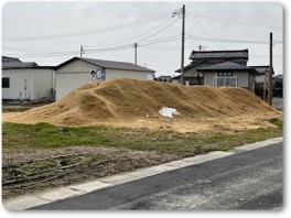 もみ殻堆肥の山の雪