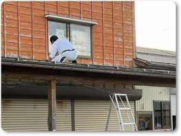 岩井店長、屋根の水漏れ修理