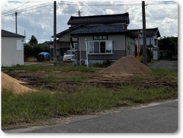 昨年のもみ殻堆肥の山