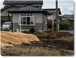 堆肥の山の色の違い